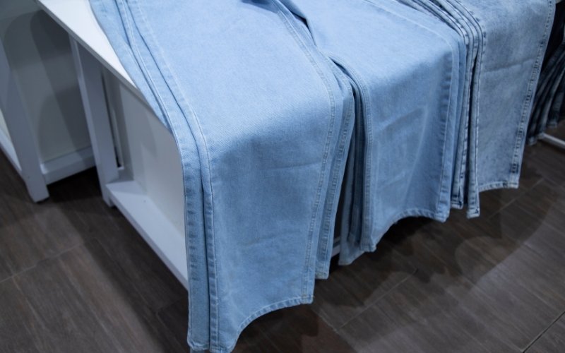 How Does Low MOQ Jeans Production Affect Profitability